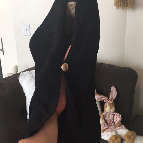 ASHRO cold shoulder top ๐๐ค๐ - Picture 4 of 8